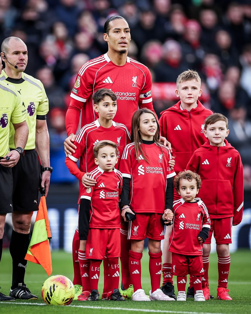 Diogo Jota's sons and other family members joined Virgil van Dijk as Liverpool mascots before kickoff vs. Wolves ❤️