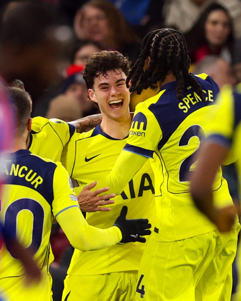 Archie Gray, de 19 años, marca su primer gol con Tottenham 