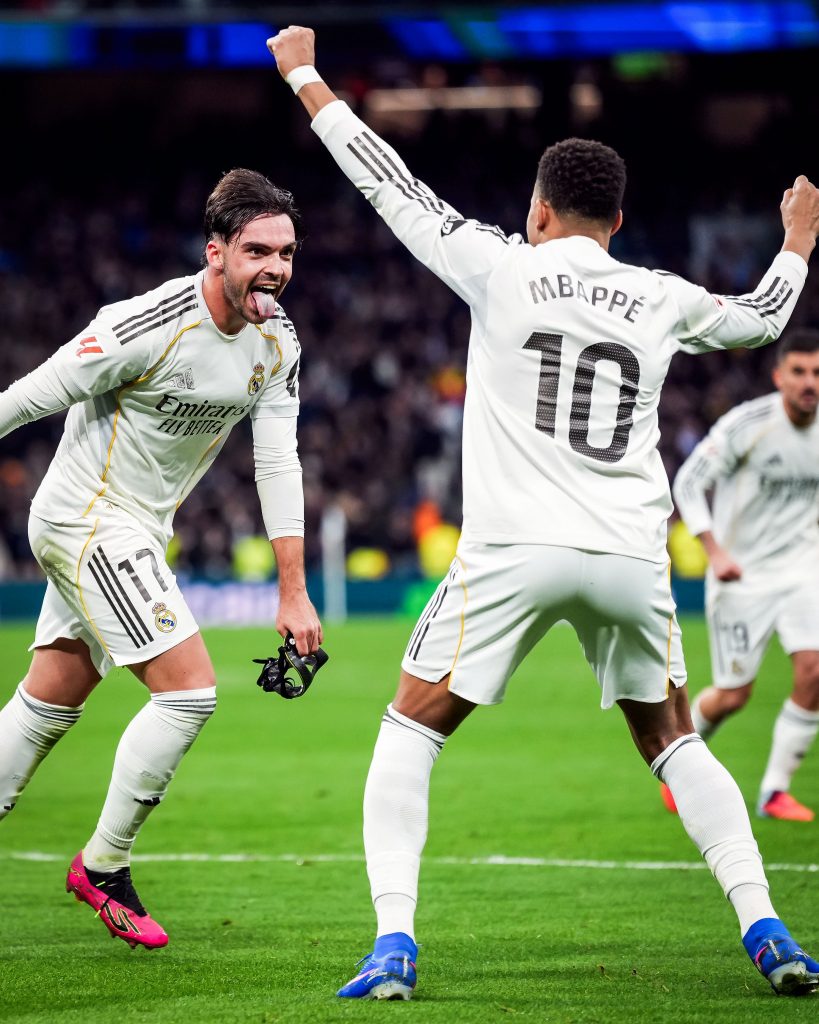 Traducción:El Bernabéu pitó, pero el Real Madrid remontó 