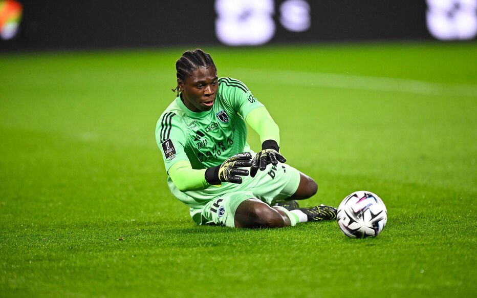 PSG vs París FC: atajada de Obed Nkambadio