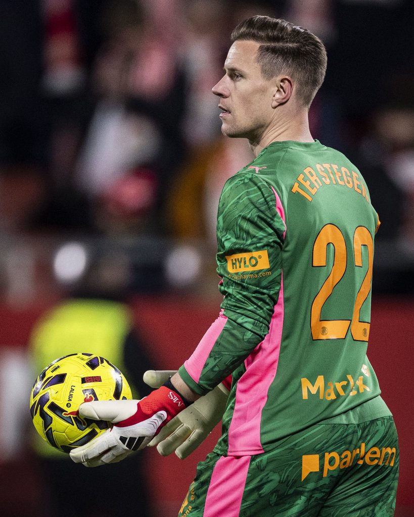 Ter Stegen posando con el balón. Con el uniforme del Girona