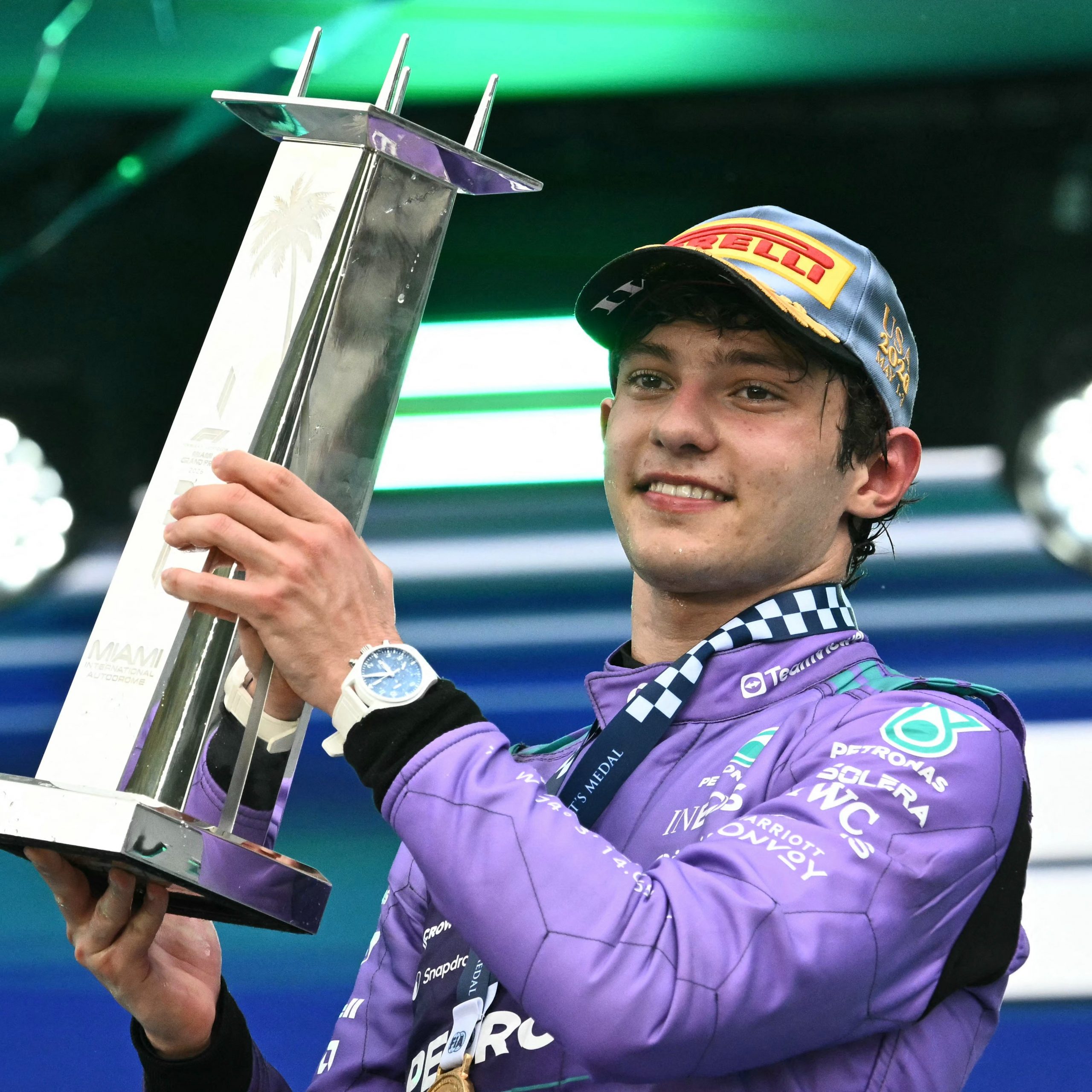 Kimi Andrea Antonelli con el trofeo