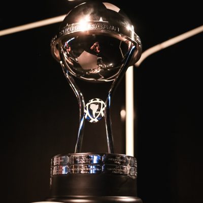 El trofeo de la Sudamericana